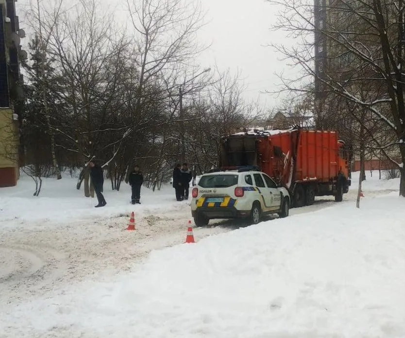 Просто не помітив: у Львові водій сміттєвоза збив чоловіка – фото