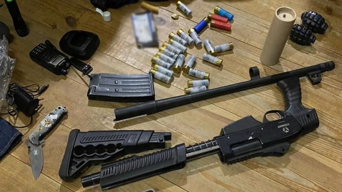 Поліцейські вилучили у тітушок Медведчука гранати та вогнепальну зброю