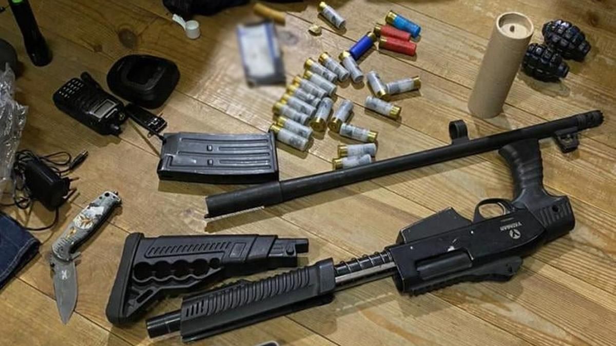 Полицейские изъяли у титушок Медведчука гранаты и огнестрельное оружие