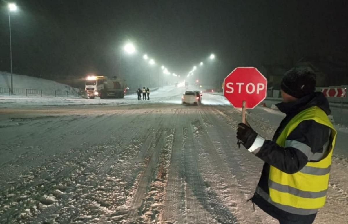 На Киевщине и Закарпатье ограничили движение грузовиков На Киевщине и Закарпатье ограничили движение грузовиков