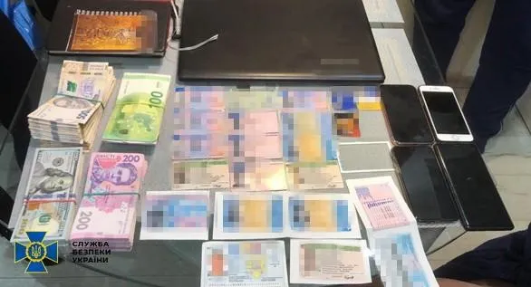 СБУ викрила шахраїв, які виготовляли фейкові паспорти