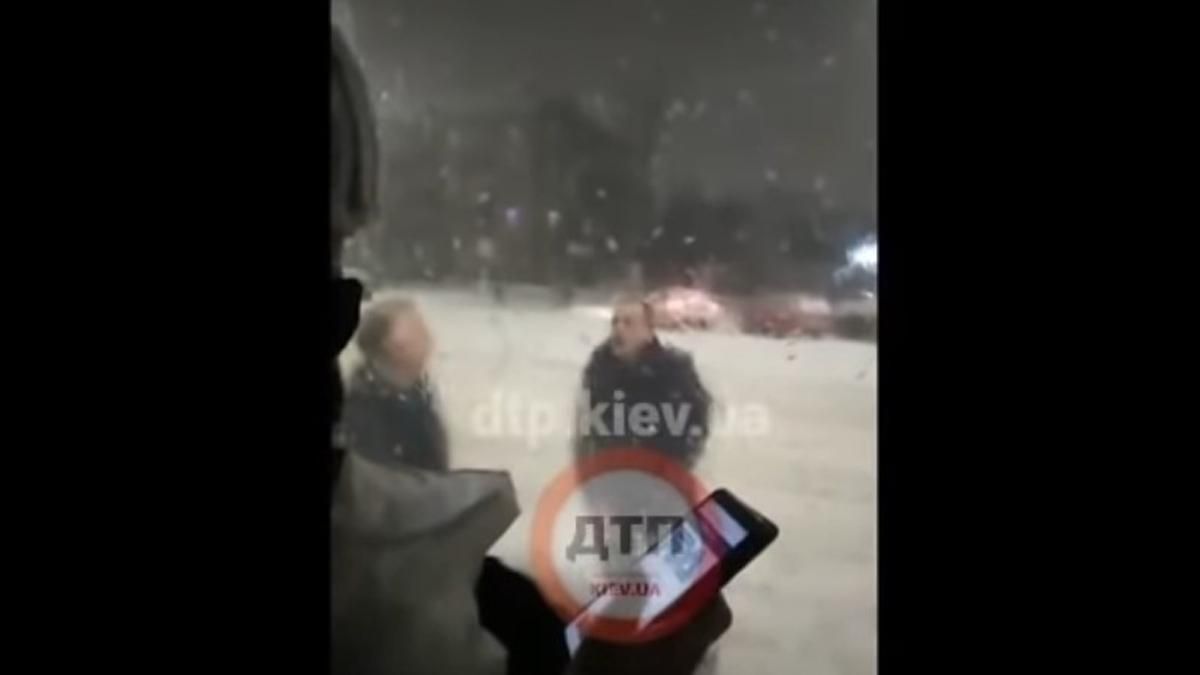 У Києві маршрутник побив пасажира: він не оплатив проїзд – відео