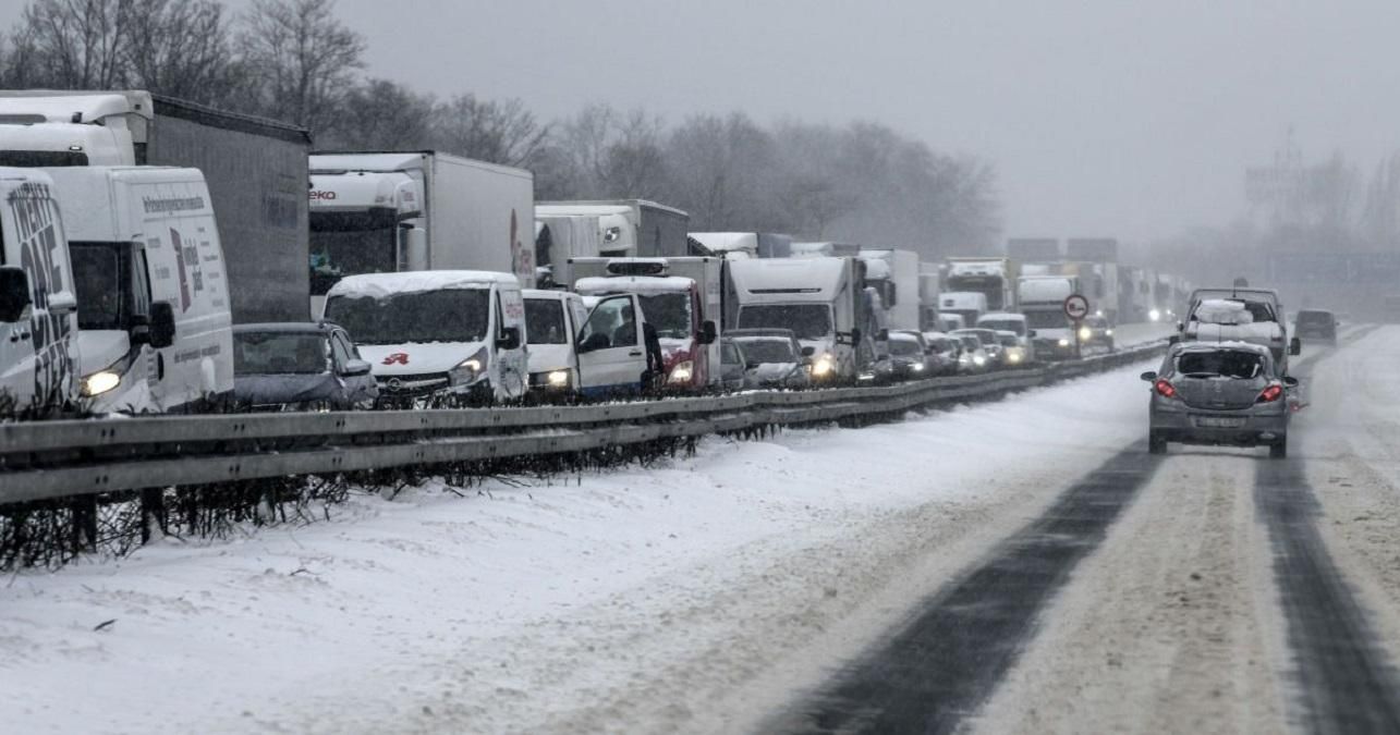 Снігопад в Києві: під містом стоїть приблизно тисячу фур