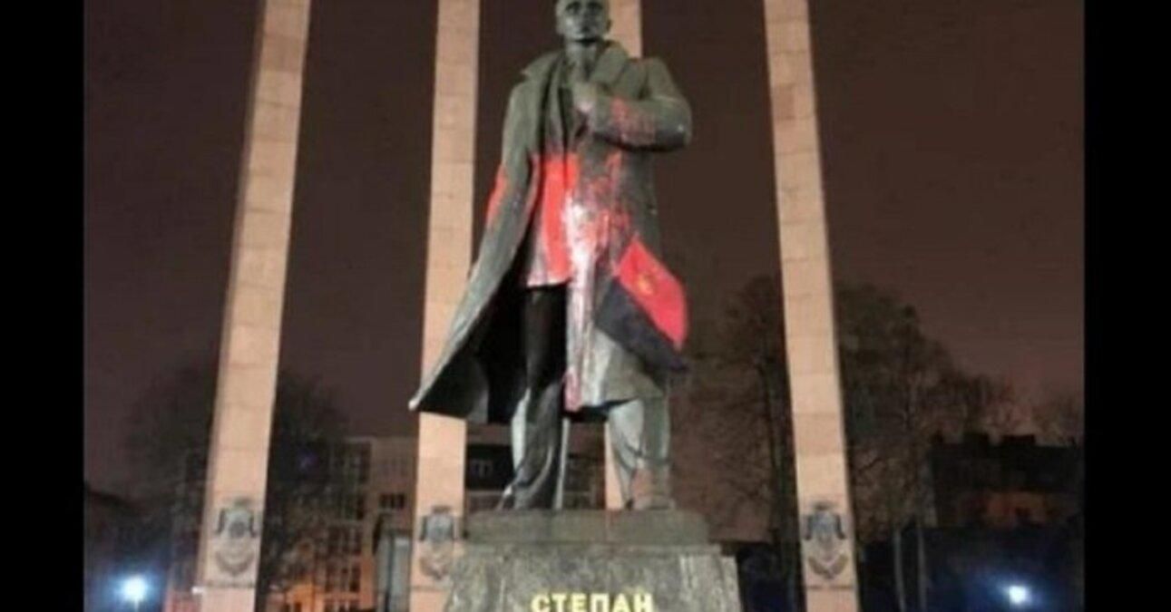 У Львові затримали вандалів, які спаплюжили пам'ятник Степану Бандері 