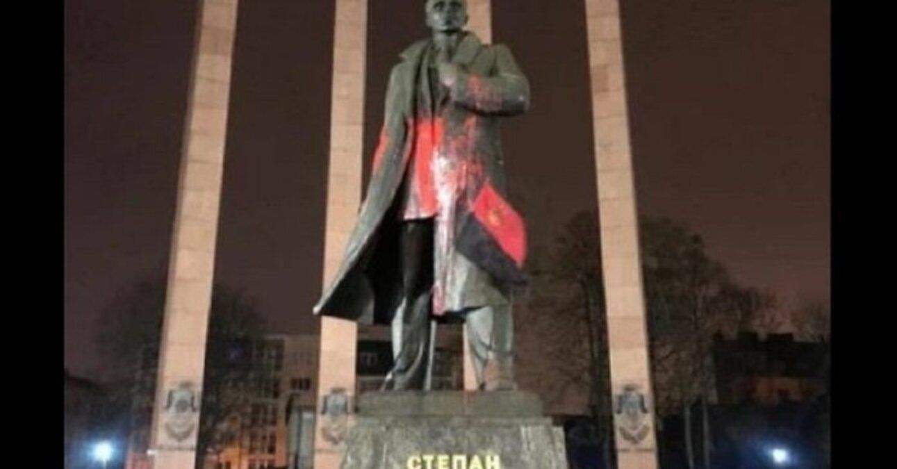 Во Львове задержали вандалов, которые осквернили памятник Степану Бандере: фото