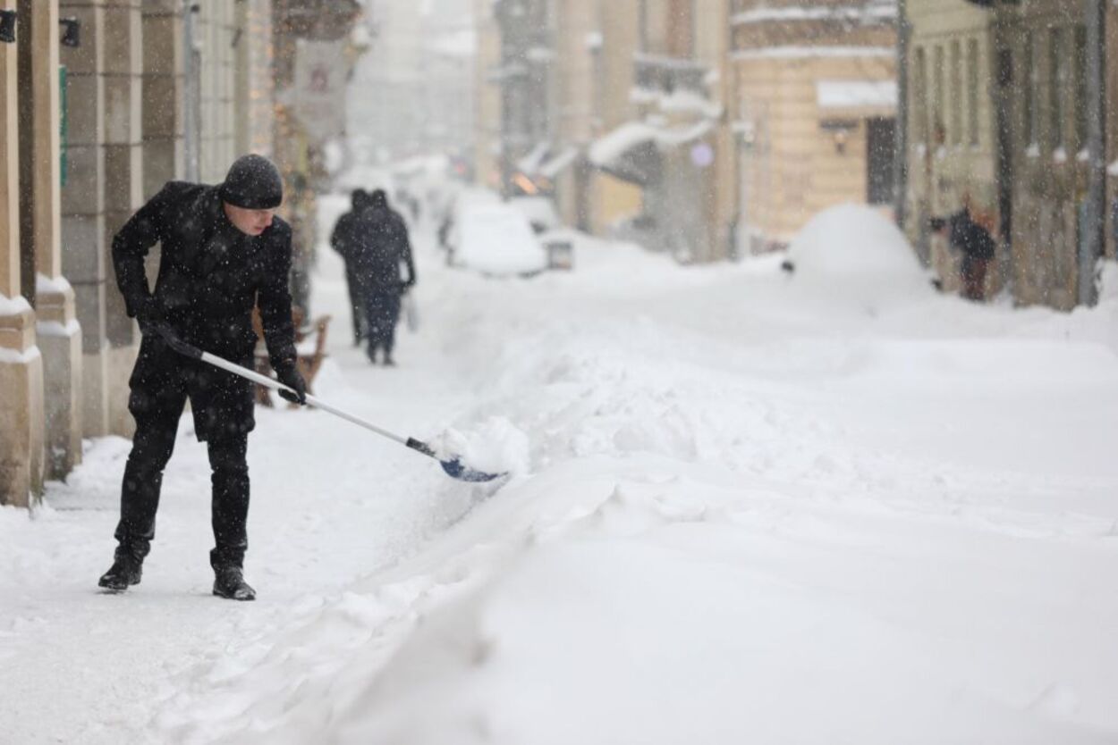 Замість обідньої перерви: львівські чиновники знову вийшли з лопатами у центр міста – фото Замість обідньої перерви: львівські чиновники знову вийшли з лопатами у центр міста – фото