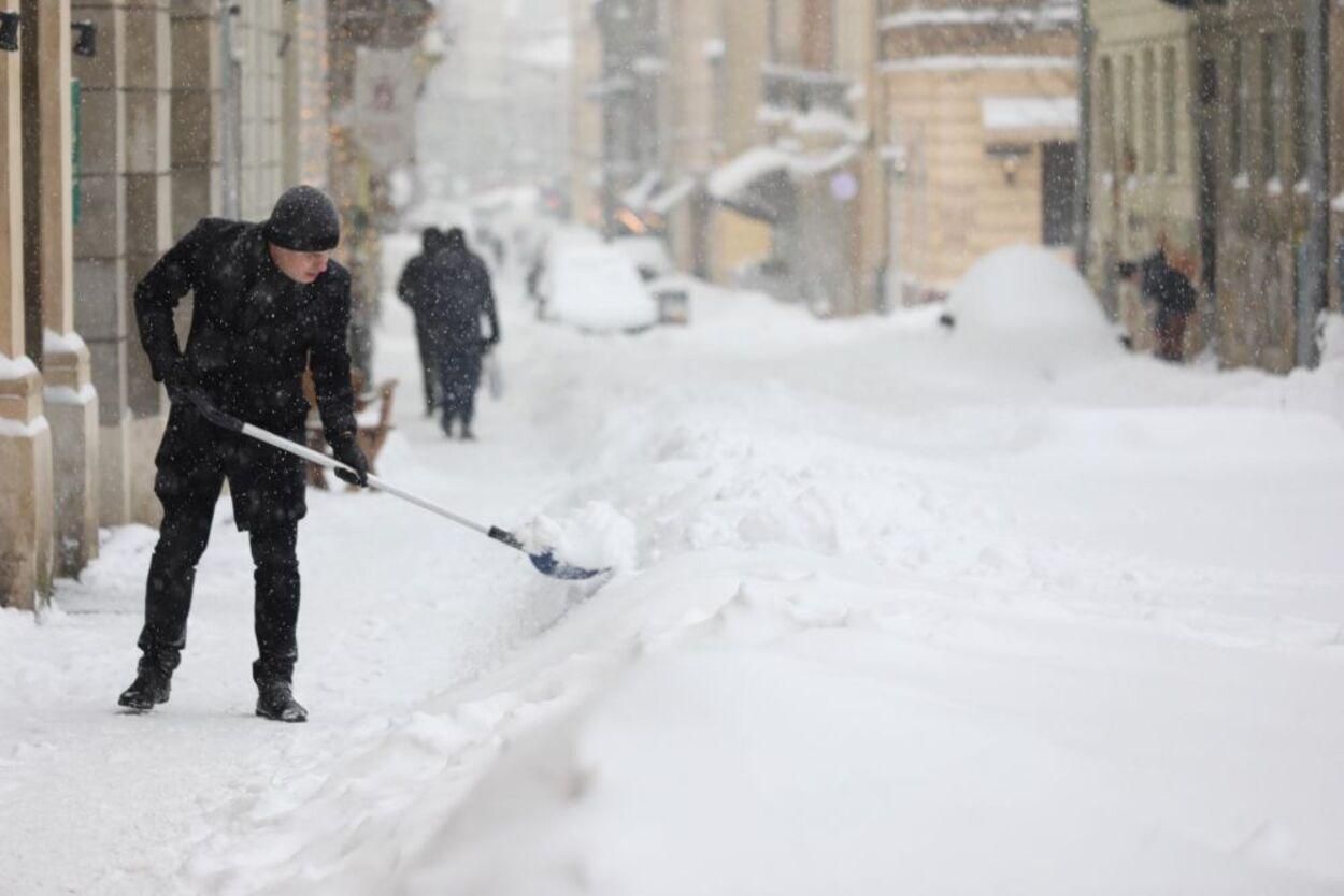 Вместо обеденного перерыва: львовские чиновники снова вышли с лопатами в центр города - фото Вместо обеденного перерыва: львовские чиновники снова вышли с лопатами в центр города - фото