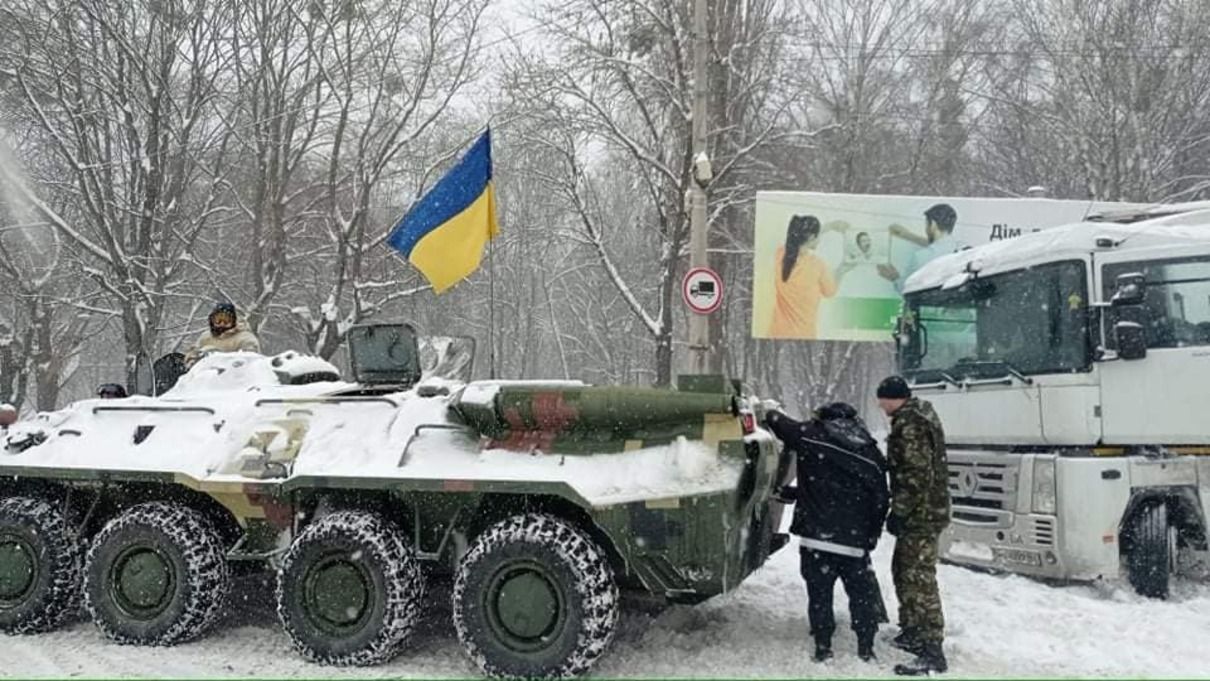 В Ровно на дороги вывели военную технику из-за непогоды - фото