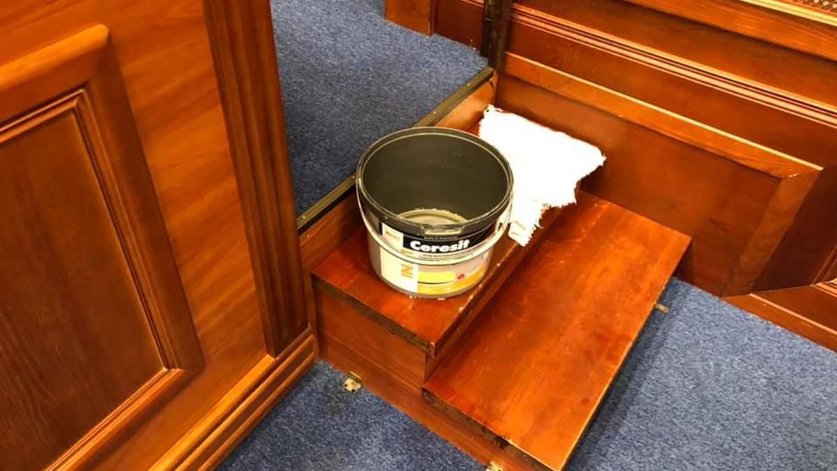 С потолка Киевсовета начала капать вода, но под капли подставили ведро С потолка Киевсовета начала капать вода, но под капли подставили ведро