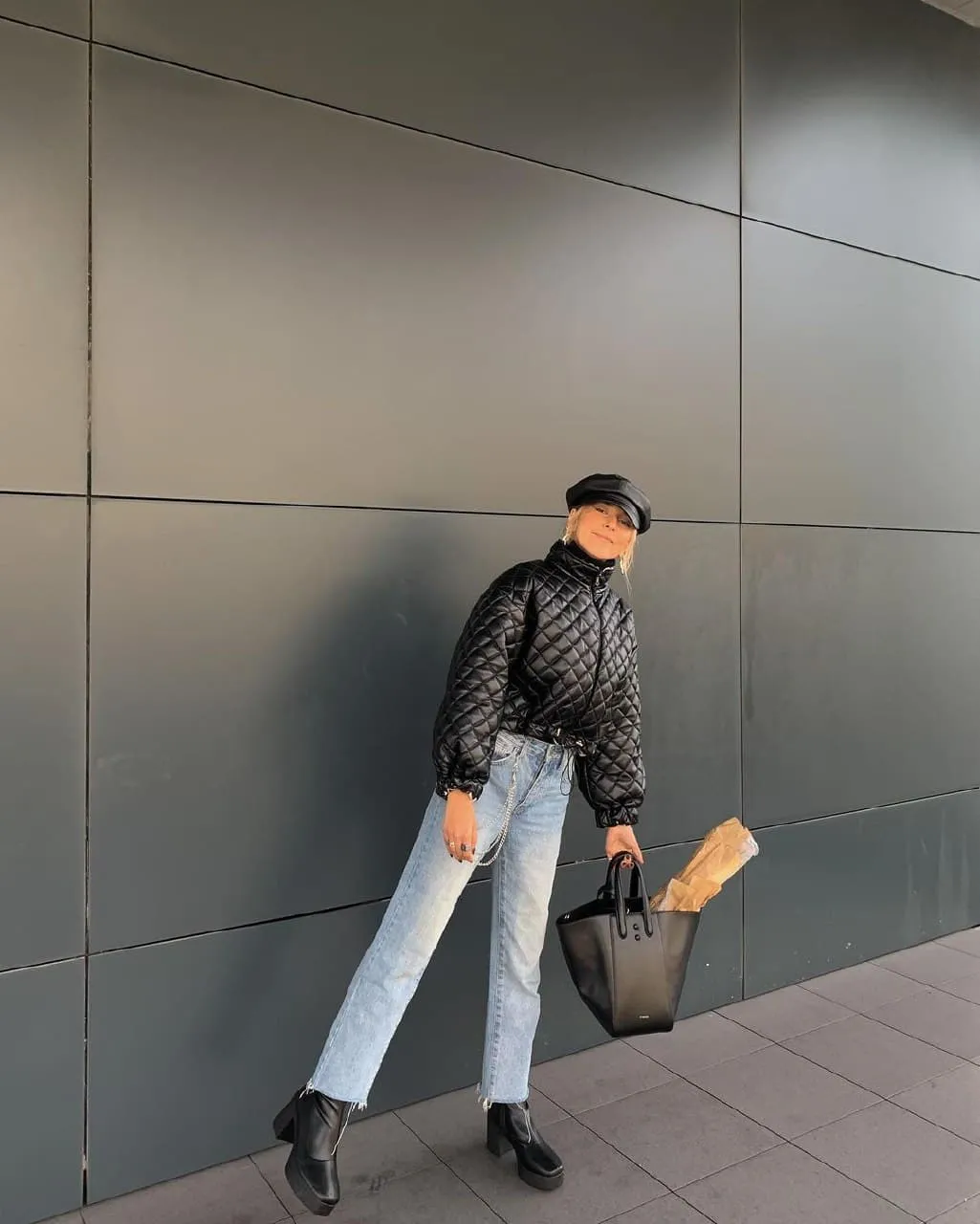 Софія Коельо позує у трендовій куртці та джинсах 