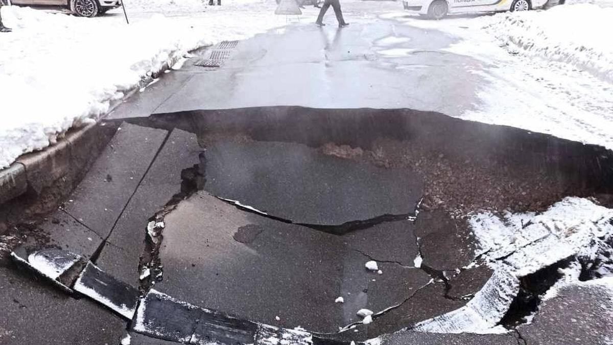 В Киеве из-за аварии на коллекторе на дороге образовалась огромная яма