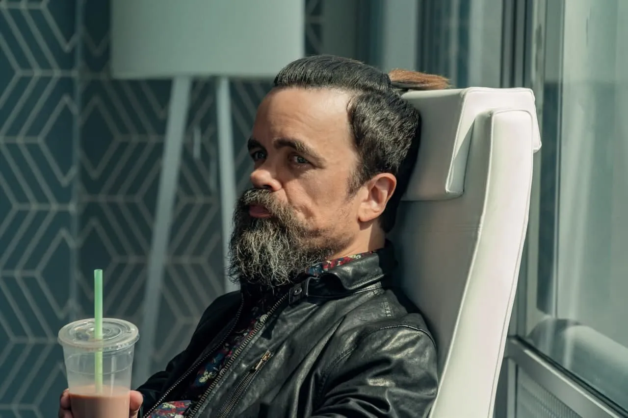 Пітер Дінклейдж у головній ролі в фільмі Пітер Дінклейдж у головній ролі в фільмі