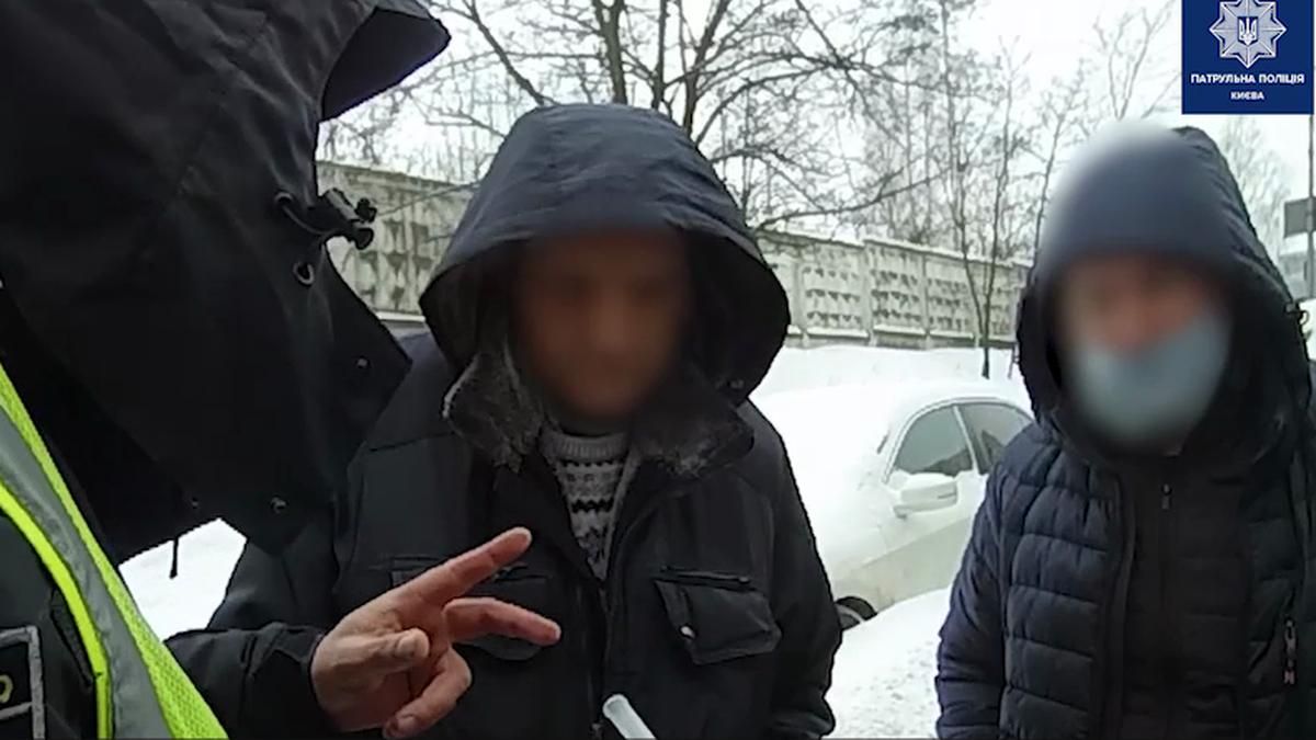 У Києві патрульні зупинили позбавленого прав нетверезого таксиста