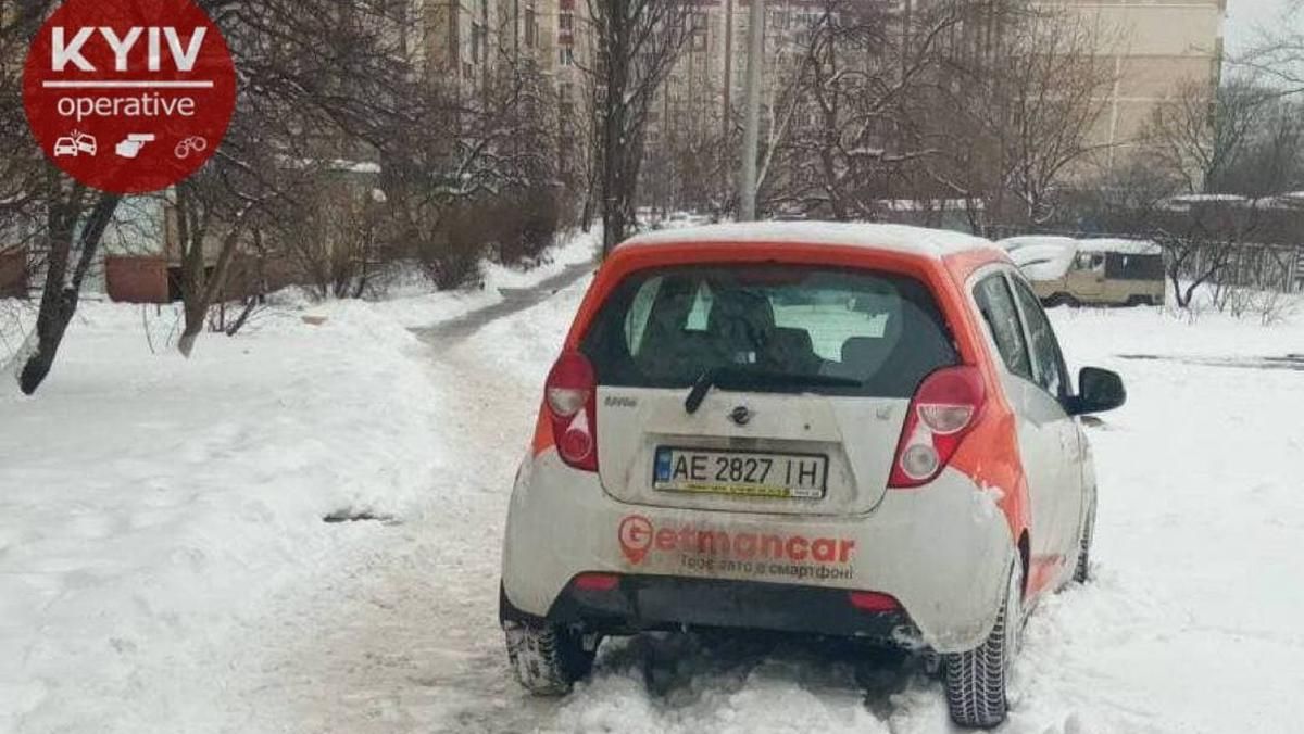 У Києві водій розбив машину Getmancar та залишив її посеред тротуару