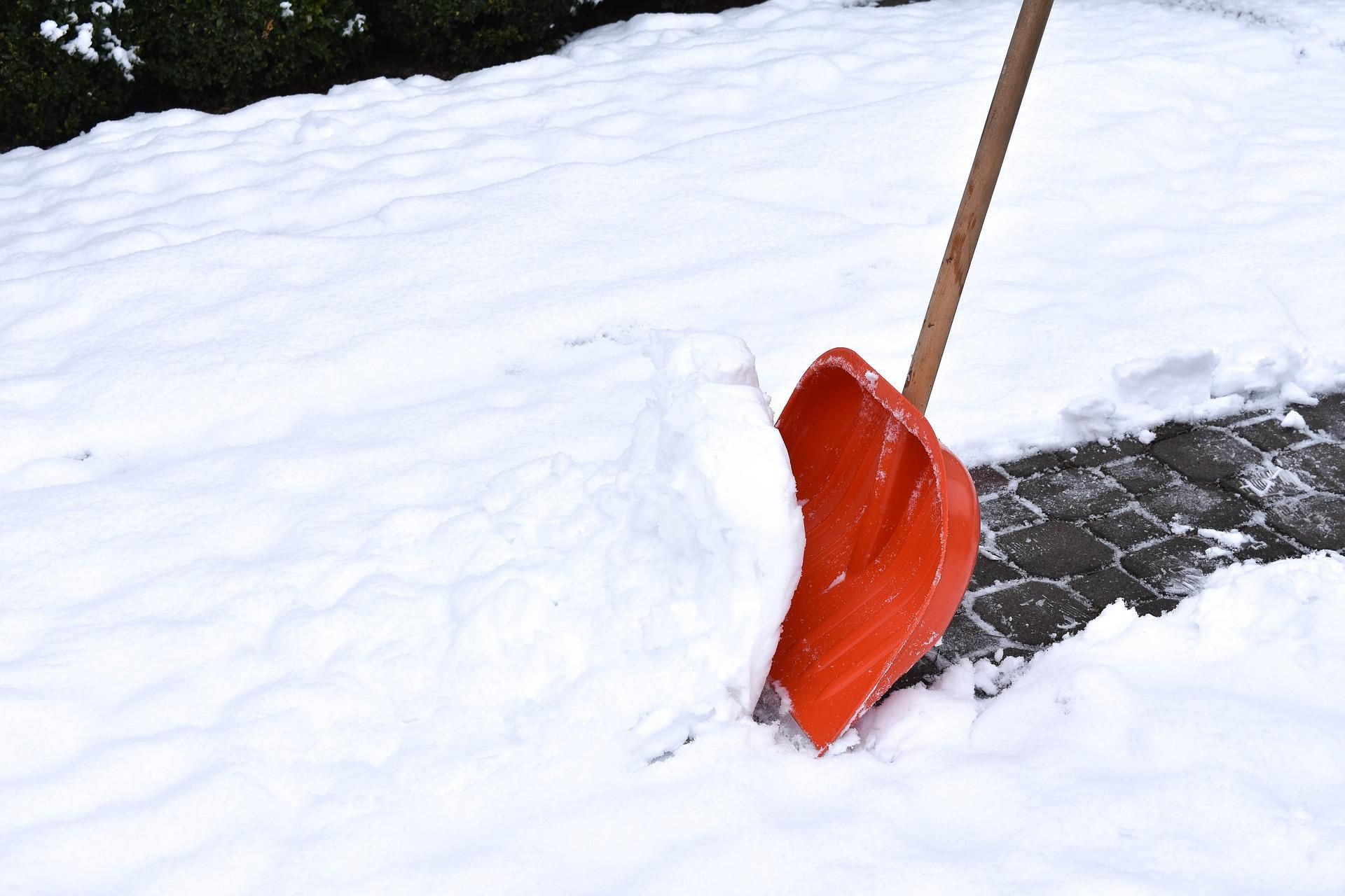 Лопата-челендж й допоможи штовхнути: у Києві борються зі снігом