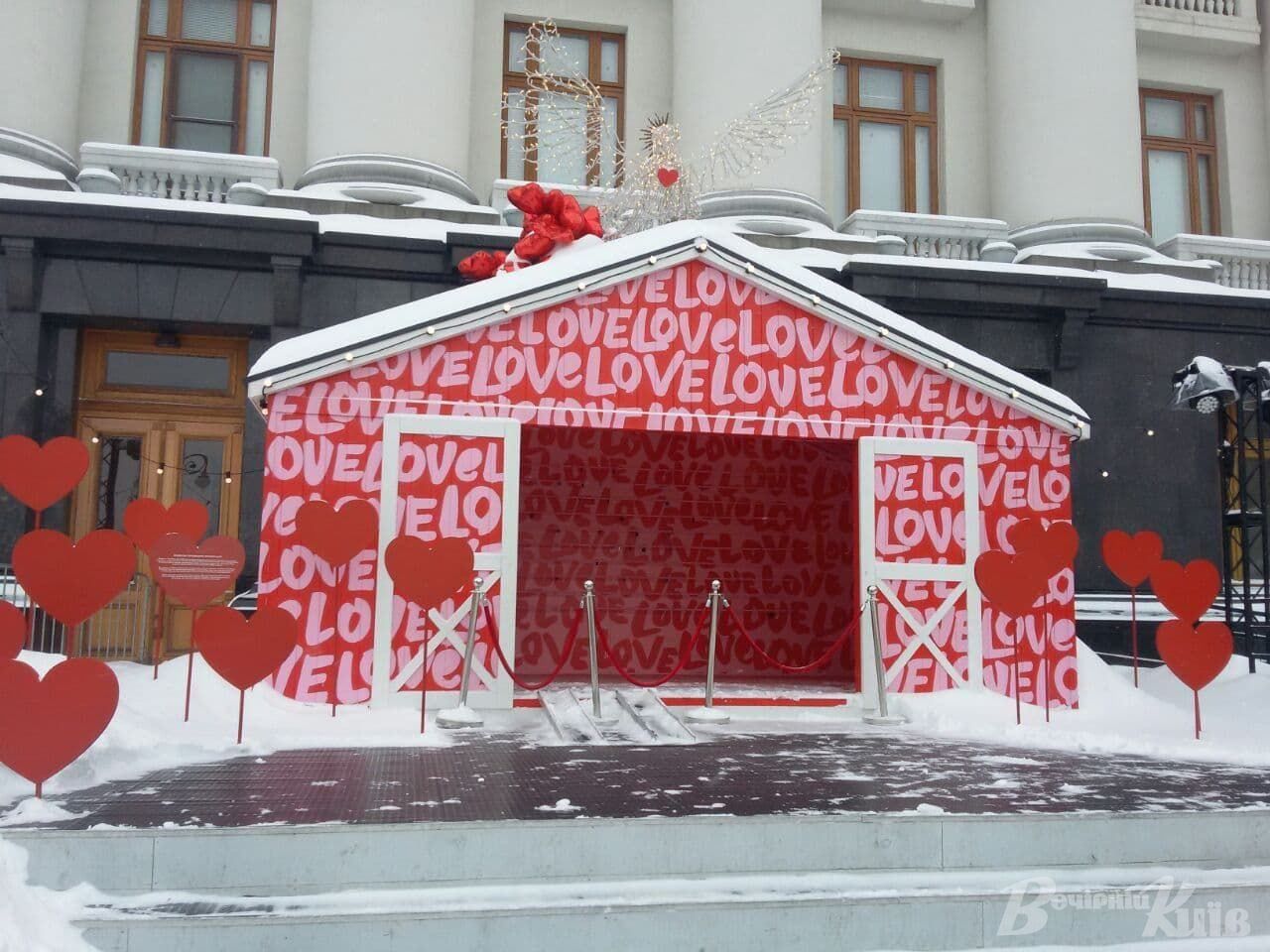 У Києві біля Офісу президента з’явилось містечко закоханих У Києві біля Офісу президента з’явилось містечко закоханих