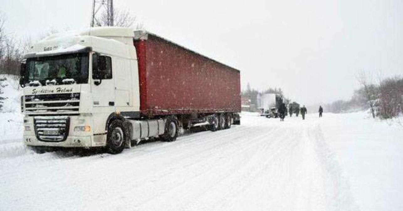 Через негоду на 2 трасах Львівщини заборонили рух вантажівок