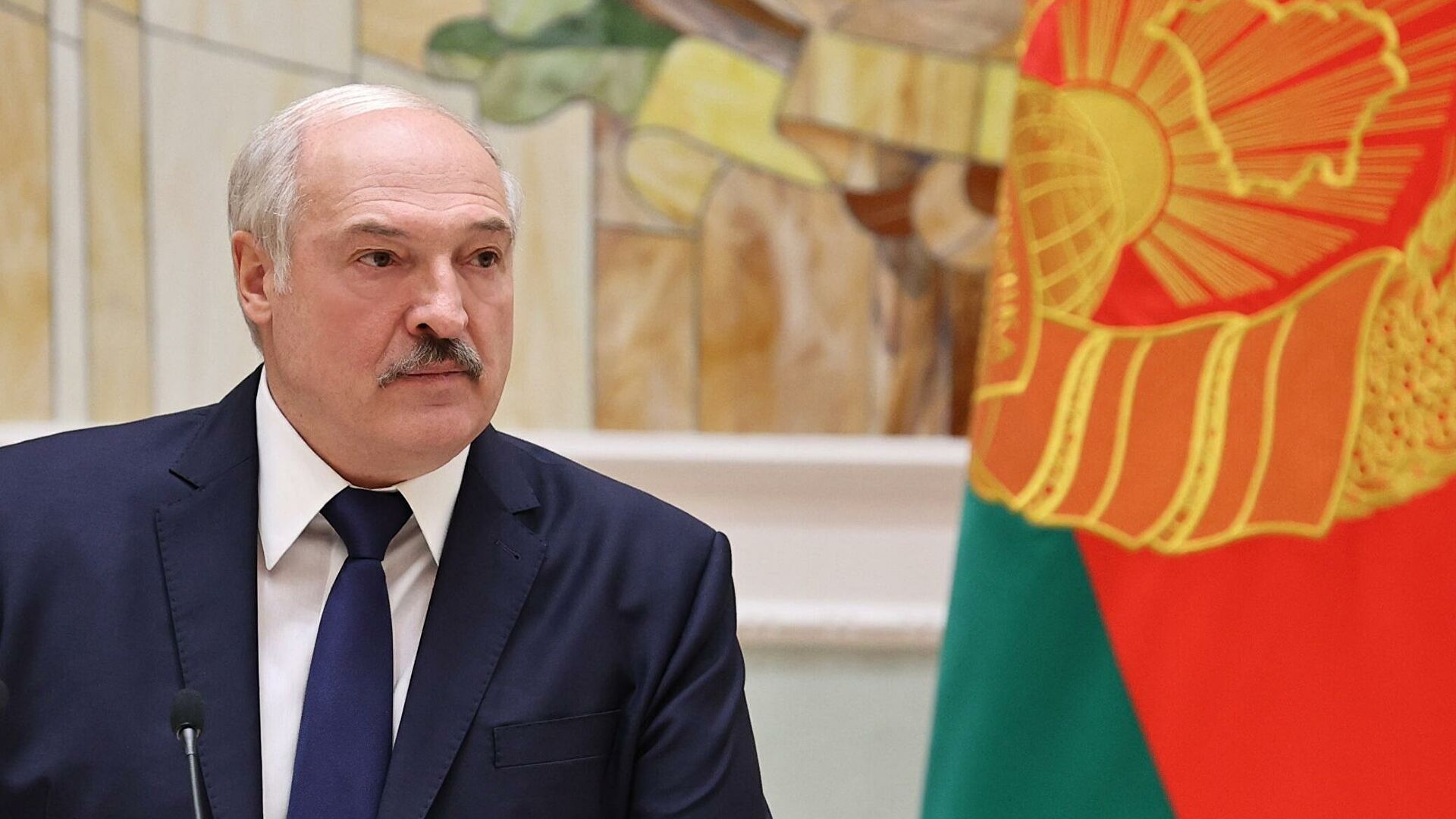 За вами стежать американці: Лукашенко розкритикував iPhone 12 