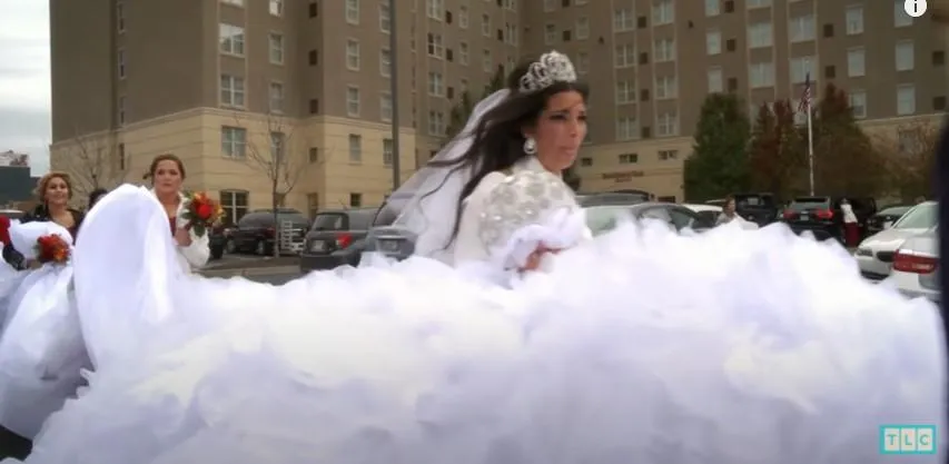 Як виносили плаття із ательє / Скрін Gypsy Brides US Як виносили плаття із ательє / Скрін Gypsy Brides US