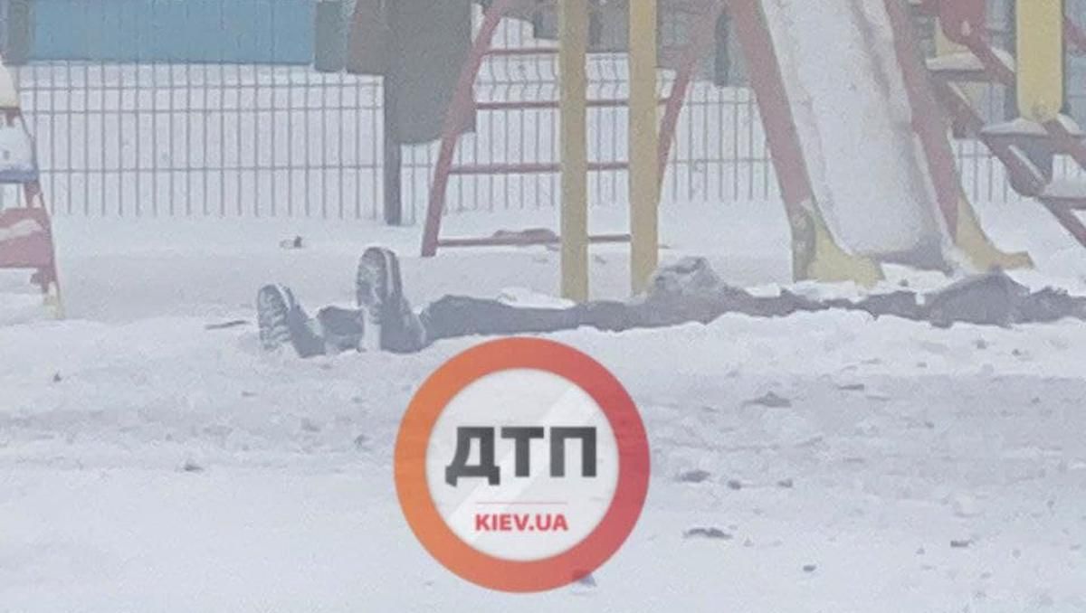 У Києві біля дитячого садка чоловік підірвався на гранаті