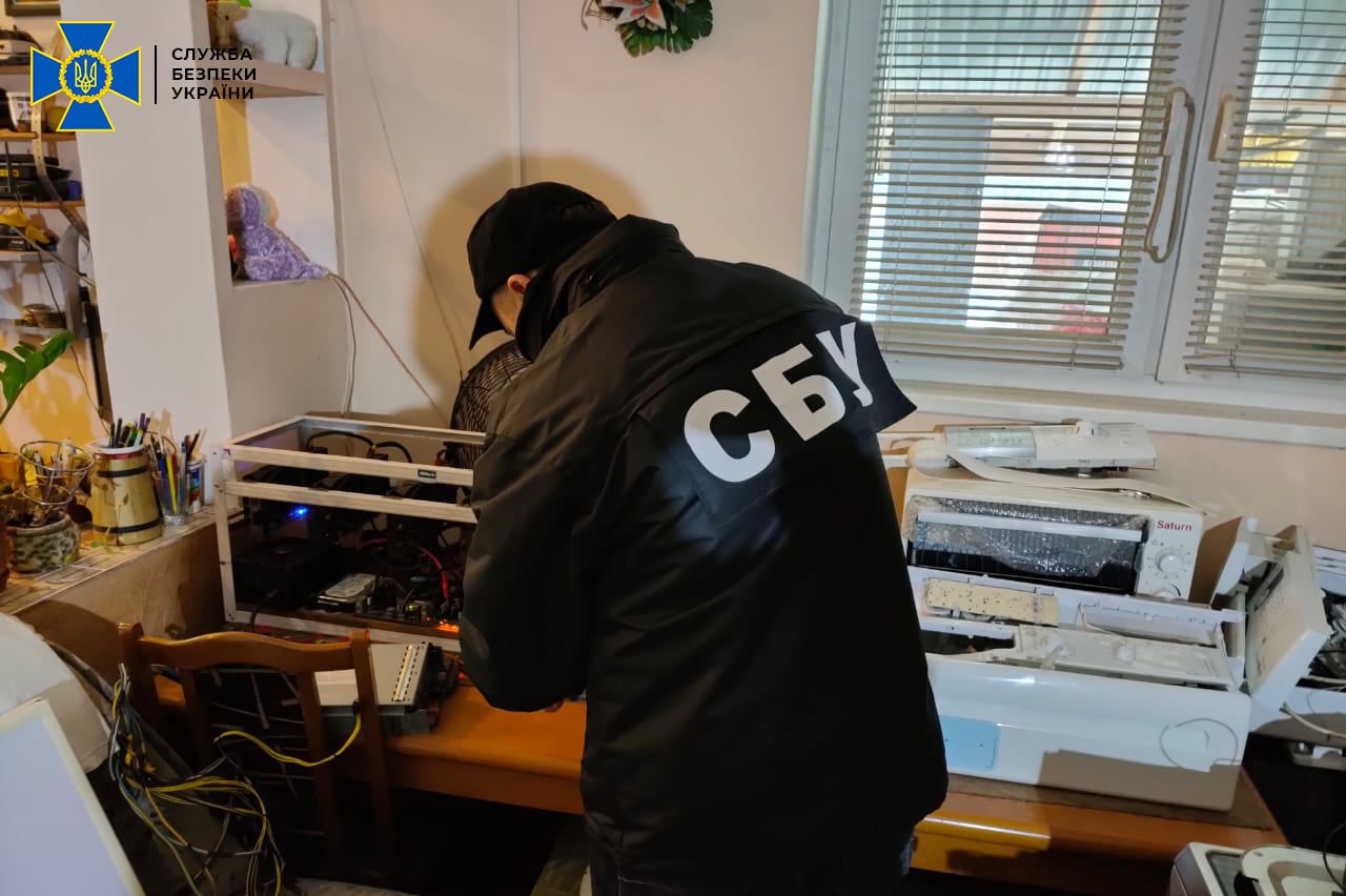 Крали біткойни з рахунків клієнтів: на Львівщині СБУ викрила схему майнінгу криптовалюти – фото Крали біткойни з рахунків клієнтів: на Львівщині СБУ викрила схему майнінгу криптовалюти – фото