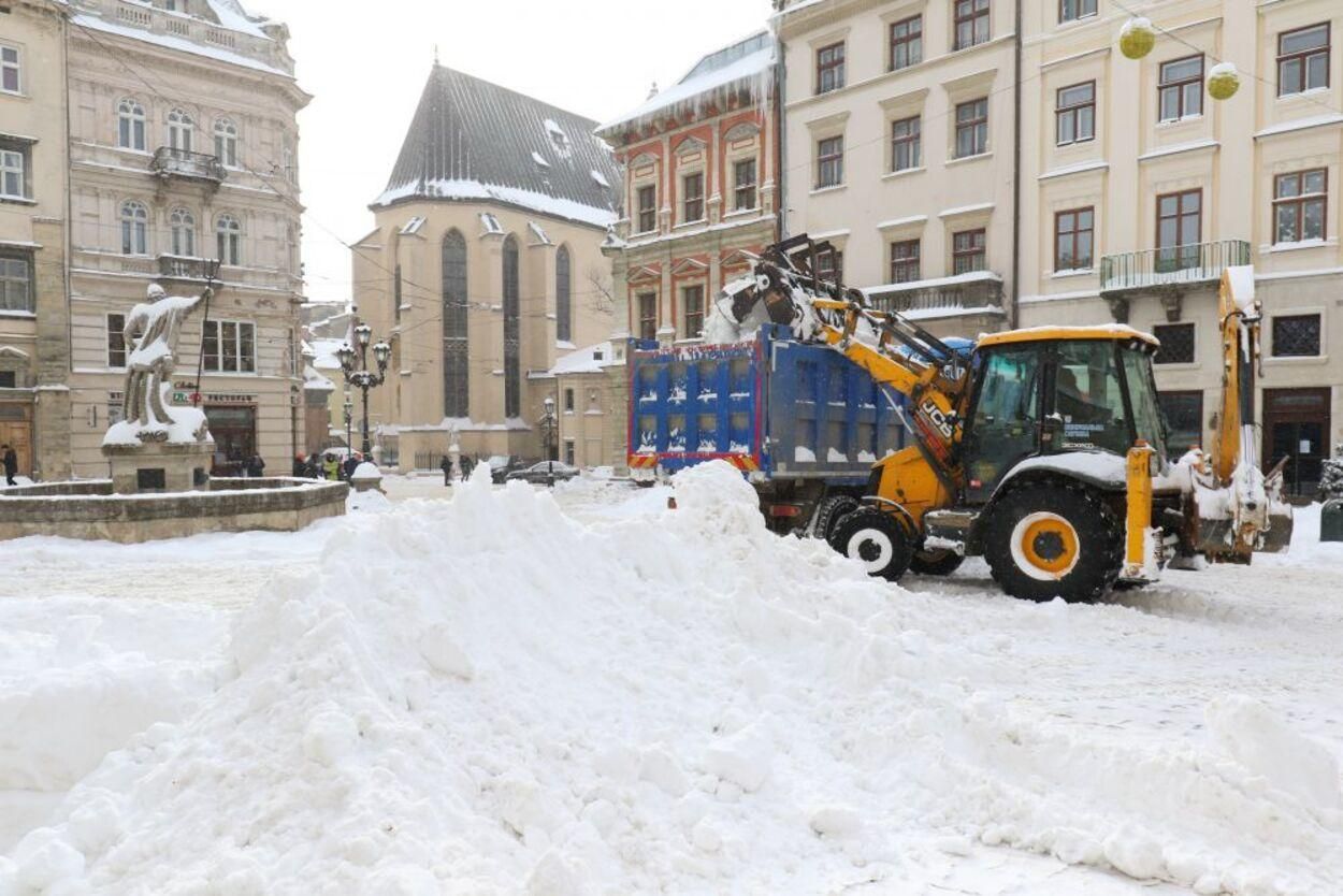 Сніговий колапс у Львові: комунальники посилено працюватимуть навіть у вихідні
