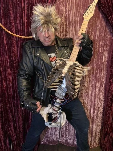 Чоловік змайстрував гітару з кісток свого померлого дядька і вона грає Чоловік змайстрував гітару з кісток свого померлого дядька і вона грає