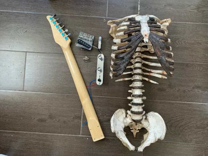 Чоловік змайстрував гітару з кісток свого померлого дядька і вона грає