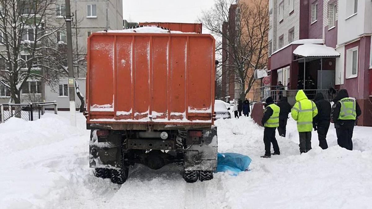 В Чернигове мусоровоз переехал женщину, поскользнувшуюся из-за снега