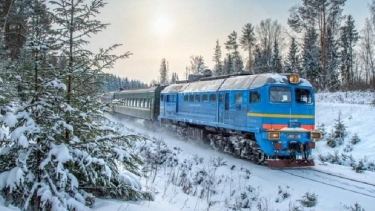 Навіть не видно сигналів: залізничники змушені розпалювати в салоні папером Навіть не видно сигналів: залізничники змушені розпалювати в салоні папером