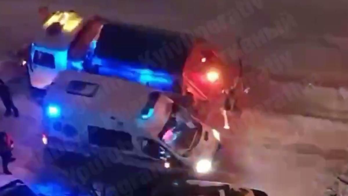 У Дніпровському районі Києва швидка зіштовхнулася зі снігоочищувачем У Дніпровському районі Києва швидка зіштовхнулася зі снігоочищувачем