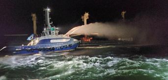 Экипаж отказался покидать судно: чем известно о пожаре на корабле в Черном море – видео