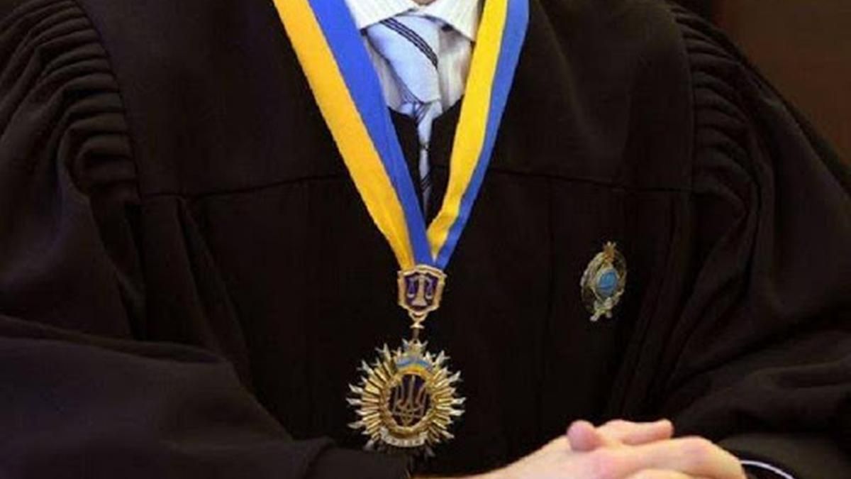 Прокурори повідомили про підозру екссудді, який карав автомайданівців Прокурори повідомили про підозру екссудді, який карав автомайданівців