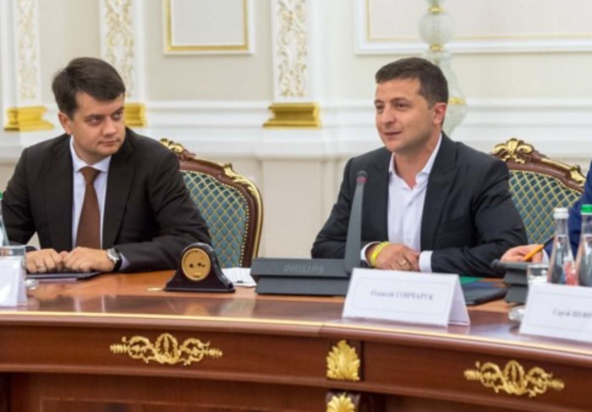 Рятувальні трійки президента: на що вказує свіжий рейтинг політиків Рятувальні трійки президента: на що вказує свіжий рейтинг політиків