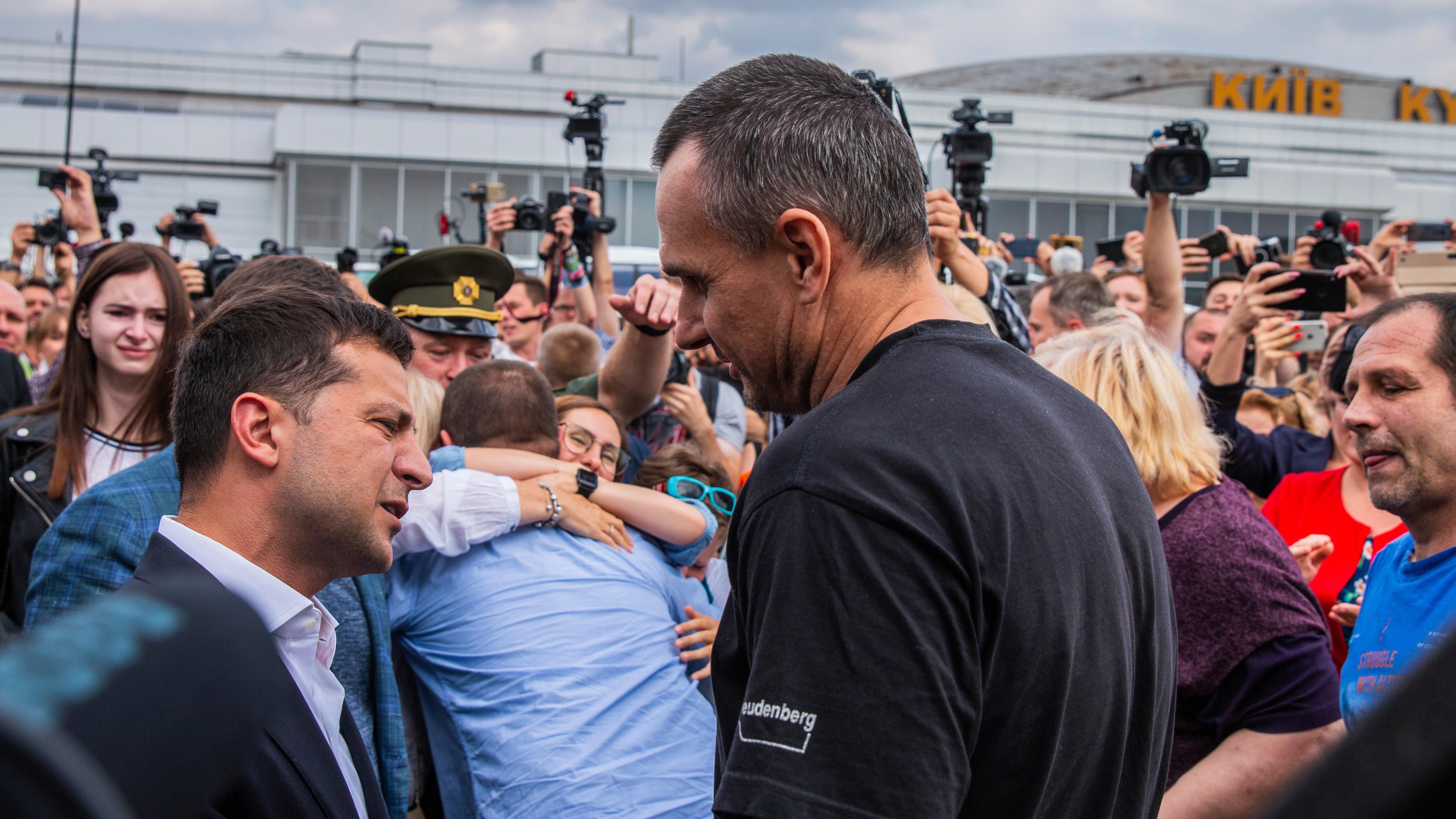 Зеленский и Порошенко: Сенцов прокомментировал деятельность двух президентов Зеленский и Порошенко: Сенцов прокомментировал деятельность двух президентов