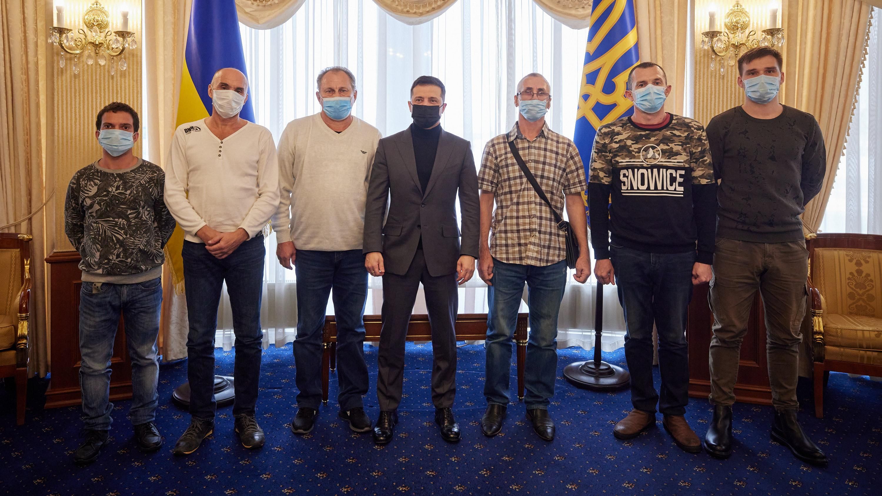 Визволені з полону піратів моряки Stevia повернулися до України: з ними зустрівся Зеленський – усі подробиці Визволені з полону піратів моряки Stevia повернулися до України: з ними зустрівся Зеленський – усі подробиці