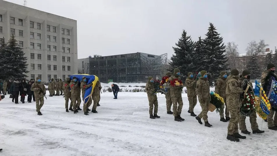 Загиблого на Донбасі вшанували хвилиною мовчання