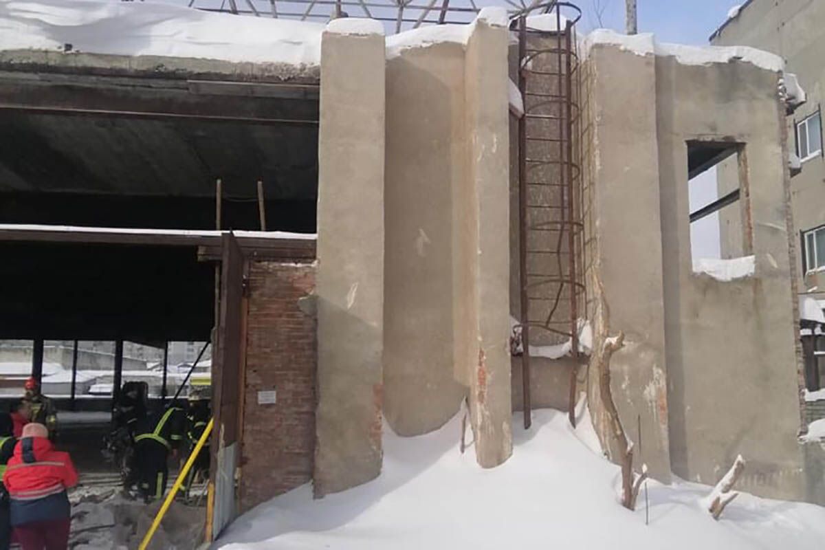 Во Львове обвалилась кровля пристройки к дому: есть погибший Во Львове обвалилась кровля пристройки к дому: есть погибший