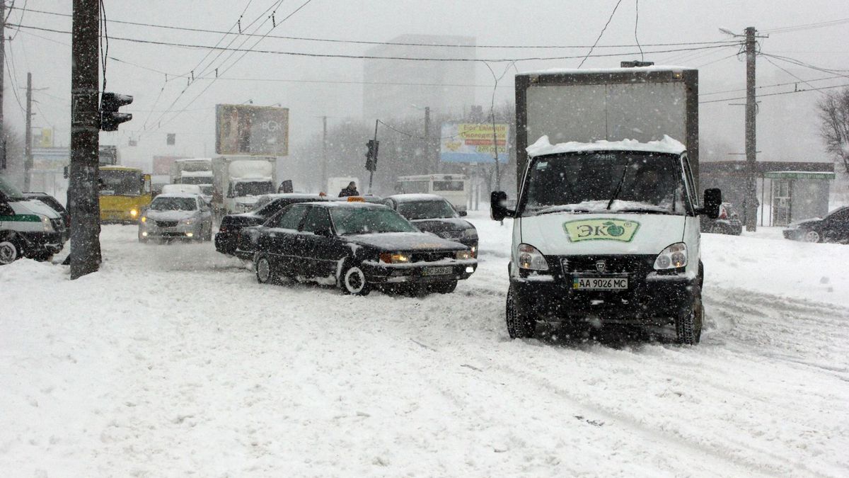 У 4 областях України обмежили рух на дорогах через негоду