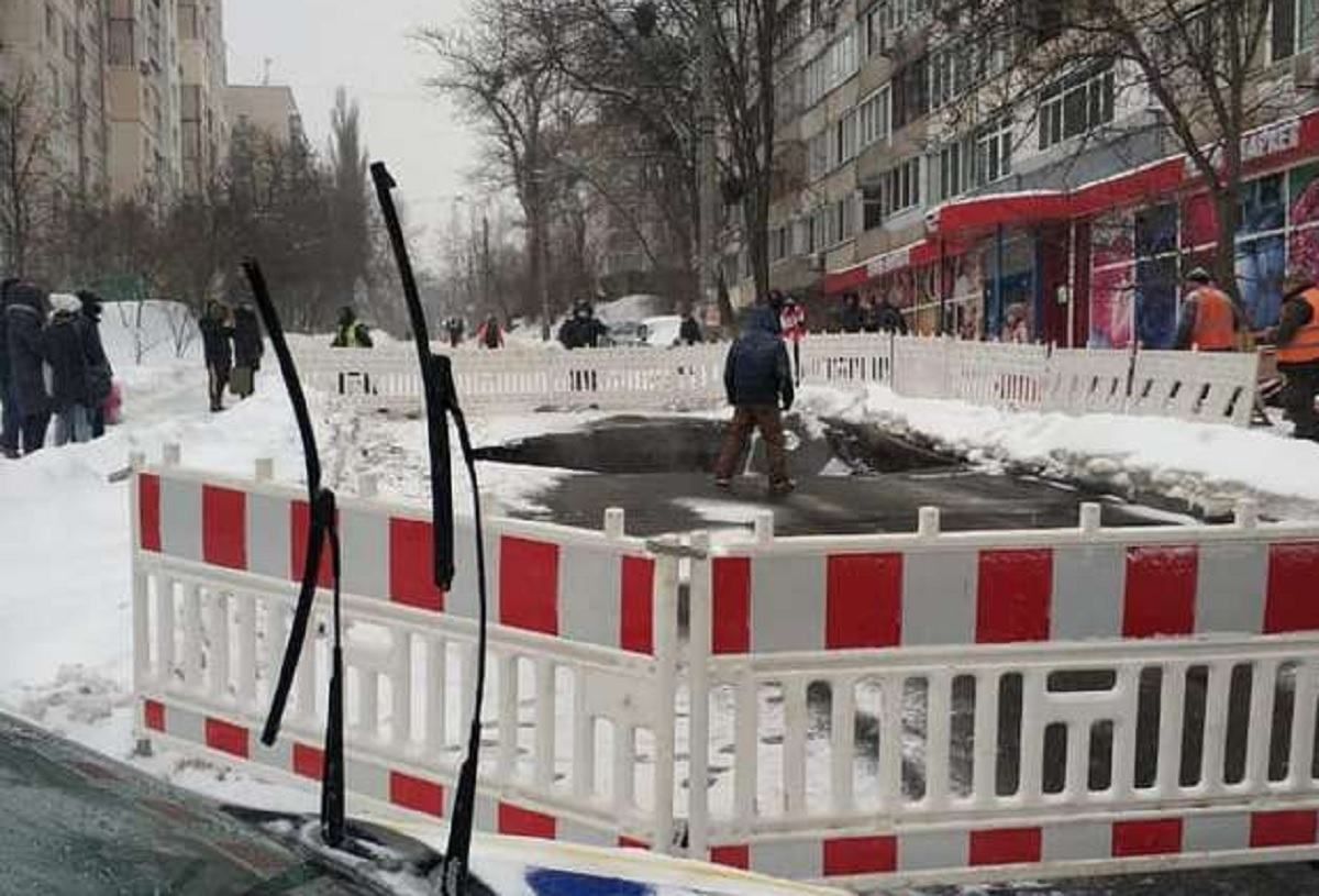 В Киеве прорвало водопровод 14.02.2021: где ограничено движение - видео В Киеве прорвало водопровод 14.02.2021: где ограничено движение - видео