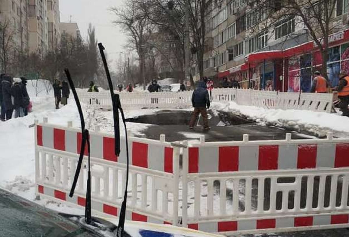 В Киеве прорвало водопровод 14.02.2021: где ограничено движение - видео