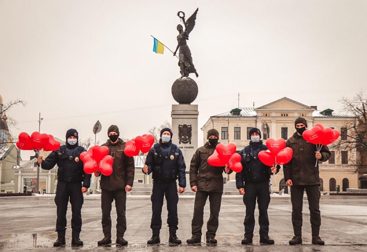 Военнослужащие поздравили украинский с Днем Валентина