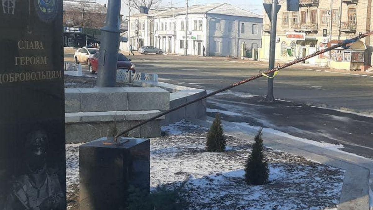 На Луганщині пошкодили пам'ятник Героям-добровольцям: фото