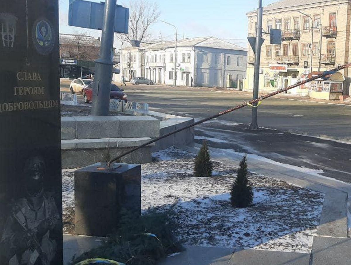 На Луганщині пошкодили пам'ятник Героям-добровольцям: фото