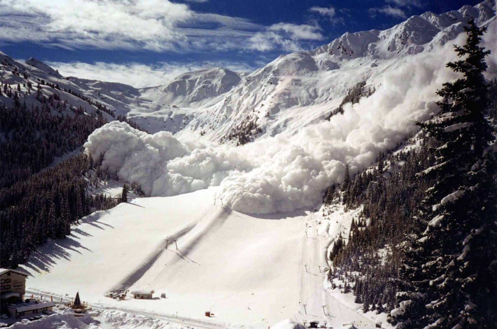 У Канаді гірськолижний курорт Вістлер-Блеккомб накрила лавина