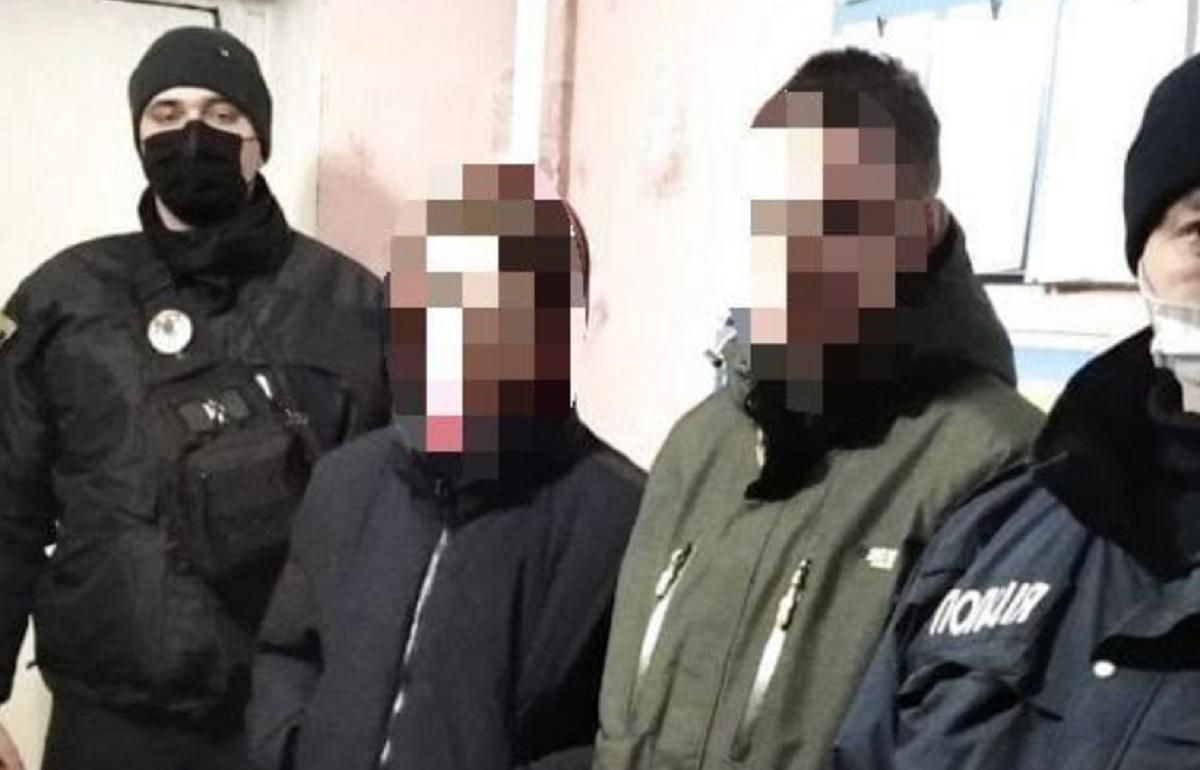 Полиция нашла вандалов, которые повредили памятник в Лисичанске Полиция нашла вандалов, которые повредили памятник в Лисичанске