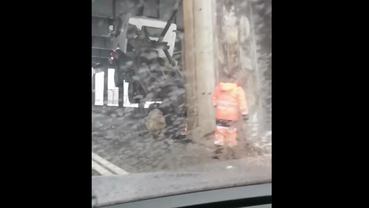 В Киеве самосвал завис в воздухе после столкновения с путепроводом В Киеве самосвал завис в воздухе после столкновения с путепроводом