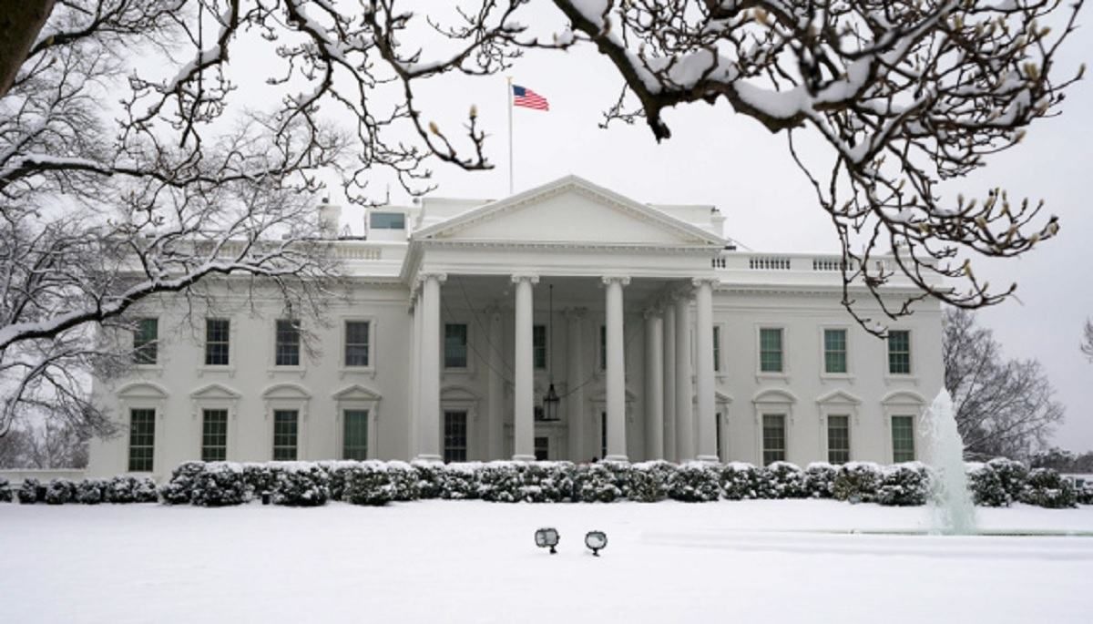 Біля Білого дому затримали жінку зі пістолетом і листом Байдену Біля Білого дому затримали жінку зі пістолетом і листом Байдену
