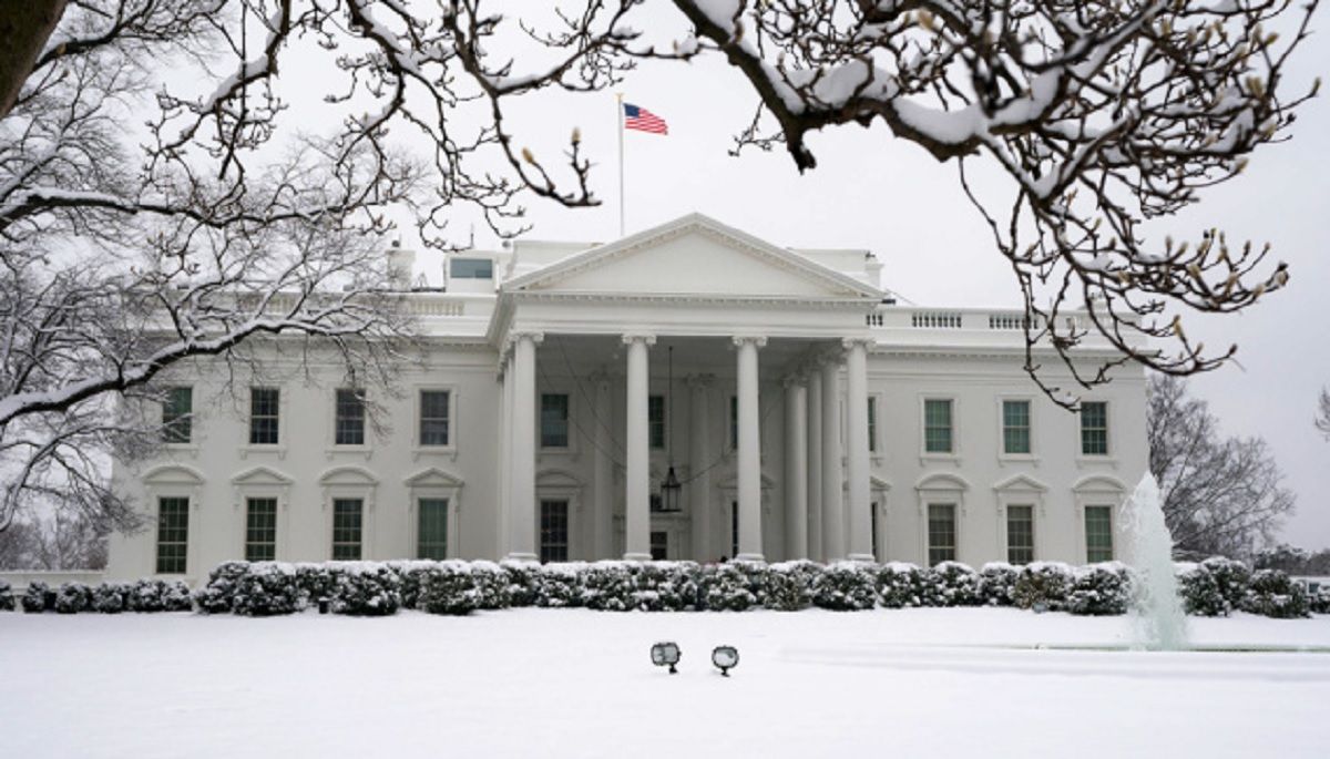 У Белого дома задержали женщину с пистолетом и письмом Байдена У Белого дома задержали женщину с пистолетом и письмом Байдена