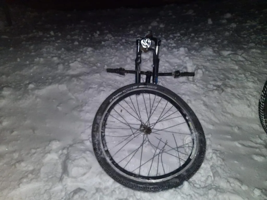 Не помітив на нічній трасі: на Львівщині водій на смерть збив 18-річного велосипедиста – фото